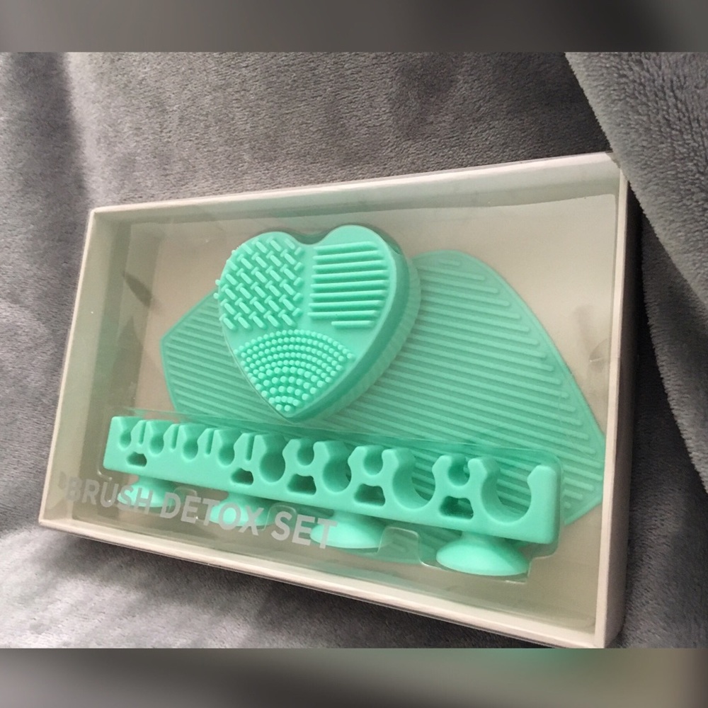 Makeup brush cleaner